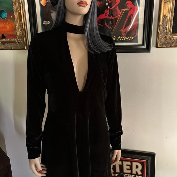 EXPRESS Women's Black Velvet Velour Choker Plunge Long Sleeve Black Romper - Picture 2 of 12